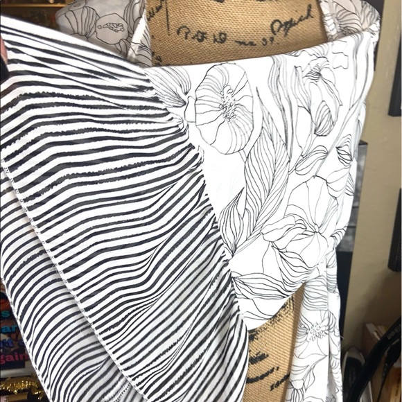 ❤️SOLD❤️NWOT- Modern Bell Sleeve Open Front kimono - Picture 8 of 11